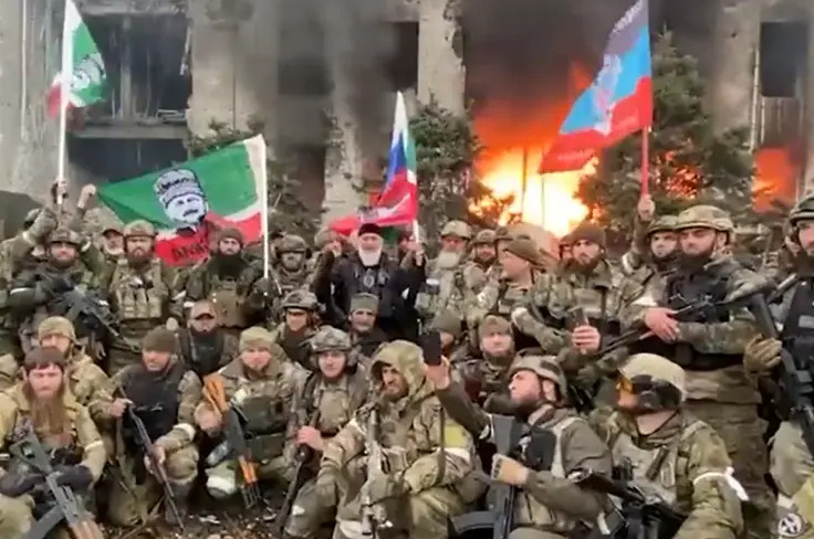 Μαριούπολη: Με σημαίες και φωνάζοντας «Allahu Akbar» Τσετσένοι πανηγυρίζουν στην ισοπεδωμένη πόλη