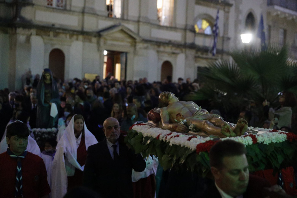 Μεγάλη Παρασκευή: Κοσμοσυρροή στις περιφορές των Επιταφίων