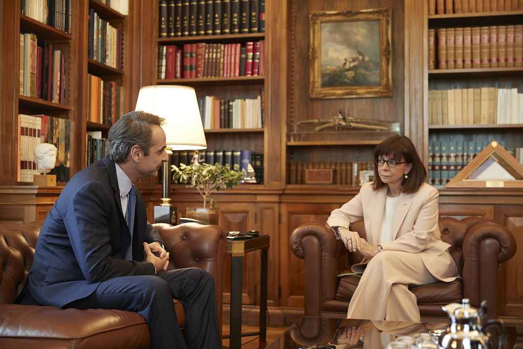 Editorial Ta Nea: Nose to the grindstone