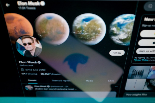 The Economist: O Έλον Μασκ κάνει ιδιωτική τη «δημόσια πλατεία»