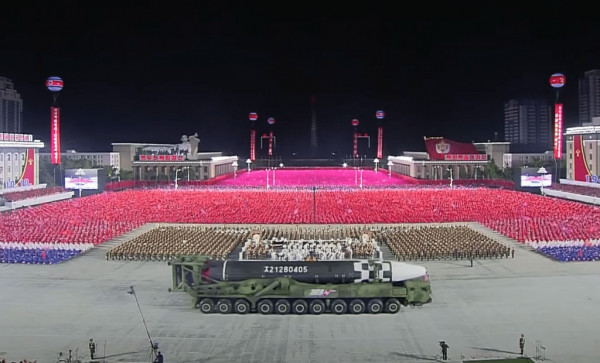 Βόρεια Κορέα: Νυχτερινή παρέλαση υπερπαραγωγή για τα 90 χρόνια από την ίδρυση του στρατού