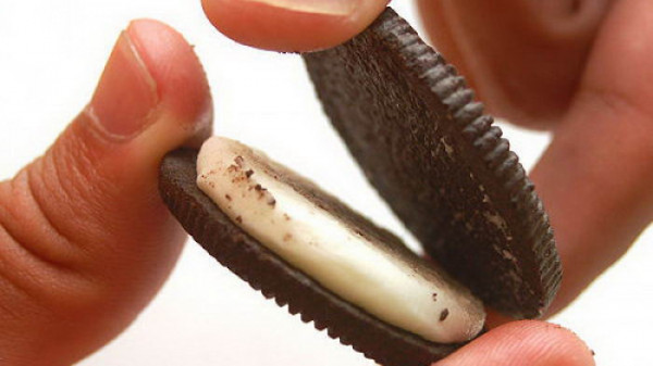 Το MIT μίλησε: Γιατί η σοκολάτα μένει πάντα στη μια μεριά του μπισκότου