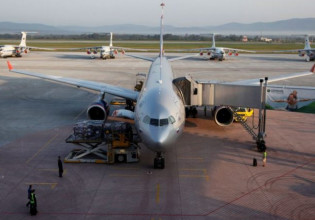 Ρωσικό αεροσκάφος έκανε παράκαμψη 15.000 χλμ. για να παραλάβει τους απελαθέντες διπλωμάτες από την Ελλάδα