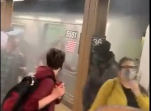 Νέα Υόρκη: Πανικόβλητοι και εγκλωβισμένοι μέσα στο βαγόνι οι επιβάτες – «Ο καπνός κατάπιε τα πάντα» λέει αυτόπτης μάρτυρας