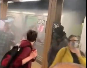 Νέα Υόρκη: Πανικόβλητοι και εγκλωβισμένοι μέσα στο βαγόνι οι επιβάτες – «Ο καπνός κατάπιε τα πάντα» λέει αυτόπτης μάρτυρας