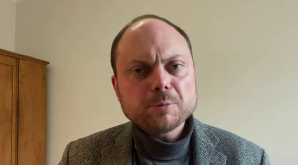 Ρωσία: Γνωστός επικριτής του Κρεμλίνου τέθηκε υπό κράτηση για «ψευδείς» πληροφορίες σχετικά με τον ρωσικό στρατό