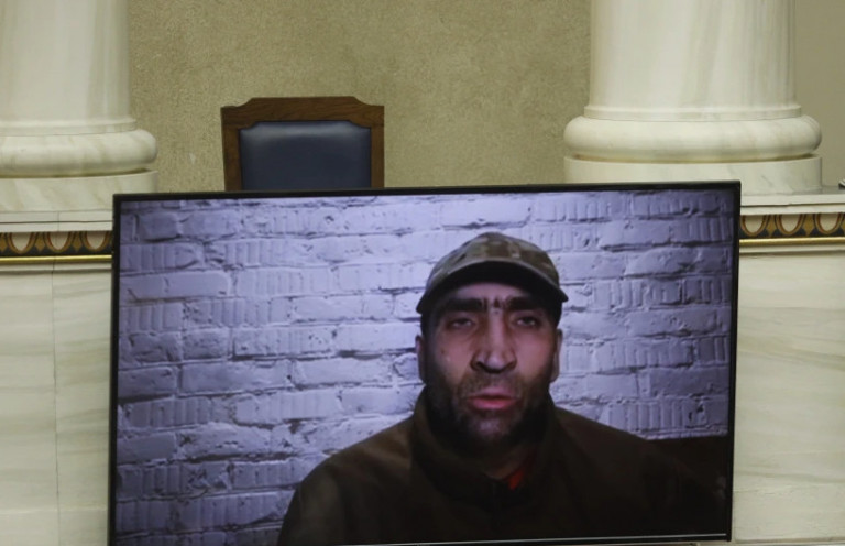 Τάγμα Αζόφ: Σύγκρουση Αυλωνίτου με Ελληνοουκρανό δημοσιογράφο για την ομιλία του νεοναζί στρατιώτη στη Βουλή