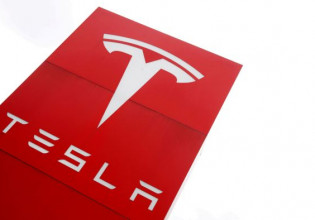 Tesla: Βουτιά στην μετοχή της μετά τη συμφωνία Μασκ-Twitter