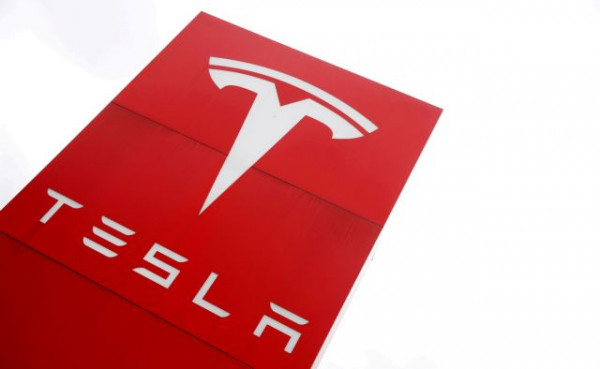 Tesla: Βουτιά στην μετοχή της μετά τη συμφωνία Μασκ-Twitter