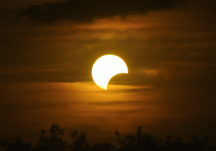 Ραγδαίες εξελίξεις για όλα τα ζώδια στην πρώτη έκλειψη του 2022 – Τι προβλέπει ο Κώστας Λεφάκης