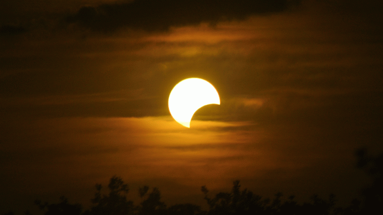 Ραγδαίες εξελίξεις για όλα τα ζώδια στην πρώτη έκλειψη του 2022 – Τι προβλέπει ο Κώστας Λεφάκης