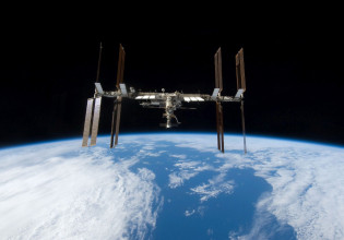 Απίθανη φωτογραφία από τη Γη δείχνει αστροναύτες έξω από τον Διεθνή Διαστημικό Σταθμό