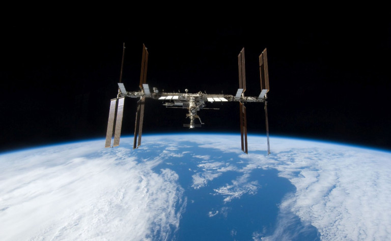 Απίθανη φωτογραφία από τη Γη δείχνει αστροναύτες έξω από τον Διεθνή Διαστημικό Σταθμό
