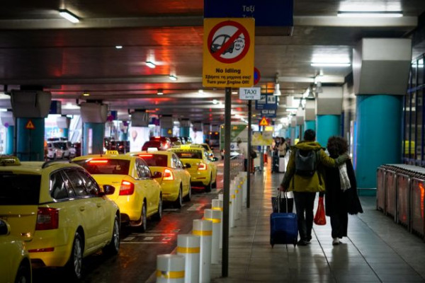 Τριμελής συμμορία έκλεβε πορτοφόλια από επιβάτες στο «Ελευθέριος Βενιζέλος»