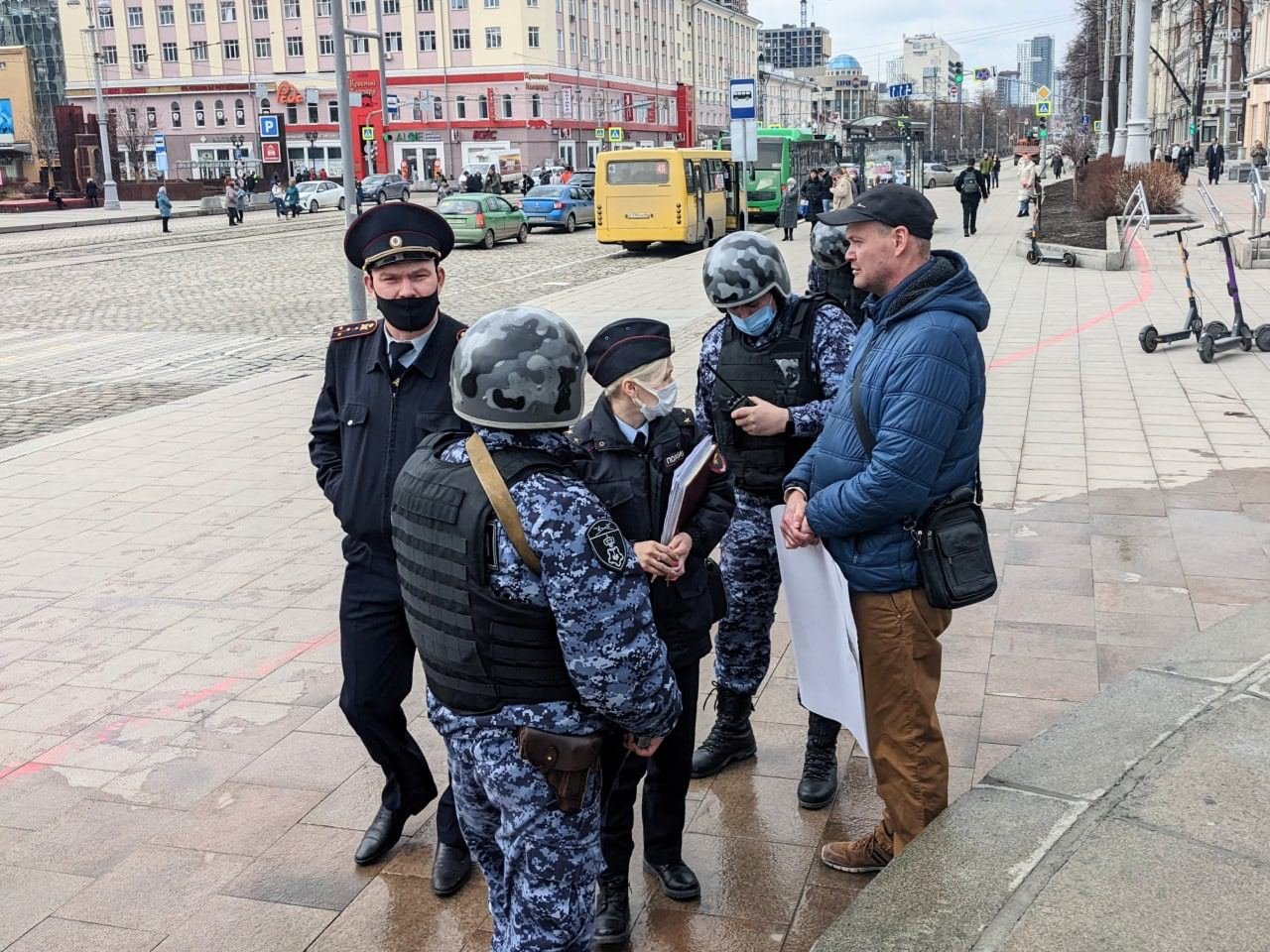 Ρωσία: Συνέλαβαν μοναχικό διαδηλωτή - Τι έγραφε για τον Πούτιν το πλακάτ που κρατούσε