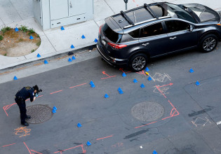 ΗΠΑ: Στα χέρια της αστυνομίας δύο αδέλφια για το μακελειό στο Σακραμέντο