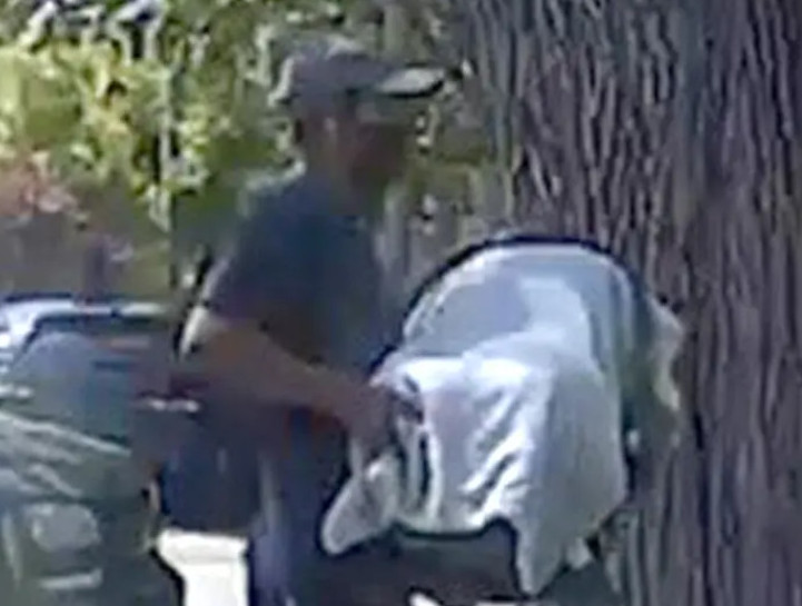Σοκαριστικό βίντεο: Αγνωστος απαγάγει μωρό 3 μηνών από το σπίτι του
