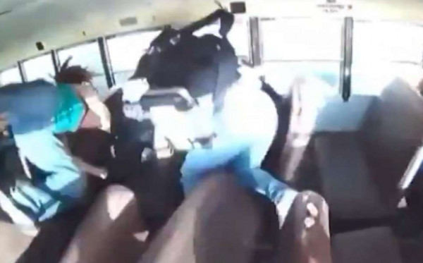 ΗΠΑ: Σοκαριστικό βίντεο από σύγκρουση οχήματος που έτρεχε με 160 χλμ με σχολικό