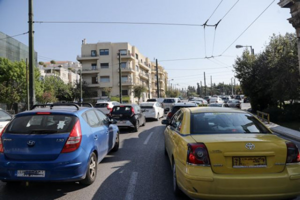 Κίνηση στους δρόμους: Απροσπέλαστο το κέντρο της Αθήνας – Πού εντοπίζονται κυκλοφοριακά προβλήματα