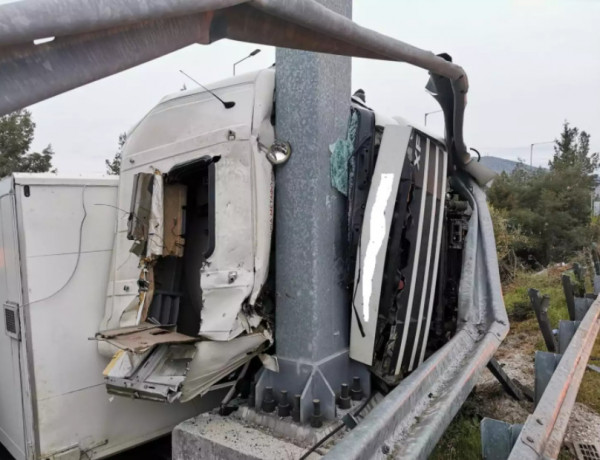 Λάρισα: Νεκρός οδηγός νταλίκας σε τροχαίο – «Καρφώθηκε» σε κολόνα