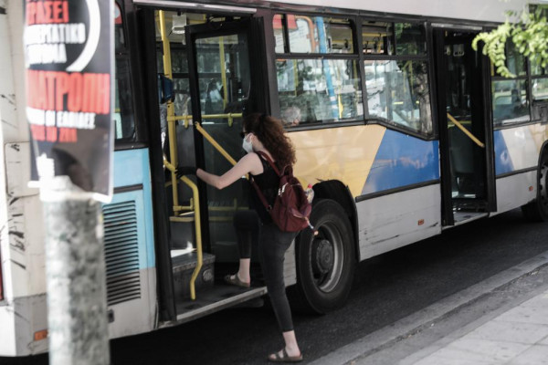 Θεσσαλονίκη: Τρόμος για επιβάτες λεωφορείου – Τυλίχθηκε εν κινήσει στις φλόγες