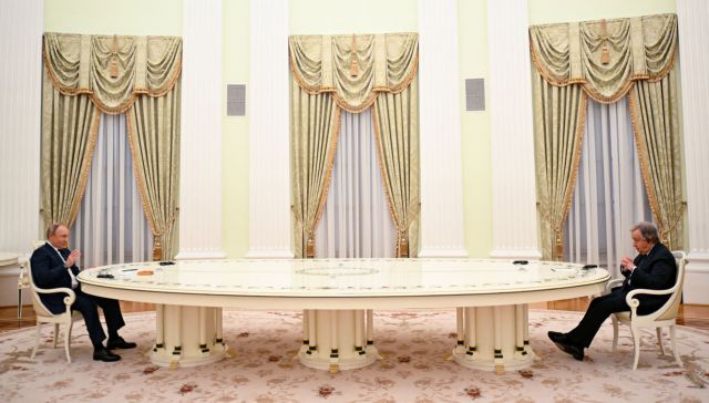 Πόλεμος στην Ουκρανία: Το… μακρύ τραπέζι του Πούτιν επέστρεψε – Έβαλε στην άλλη άκρη τον Γκουτέρες