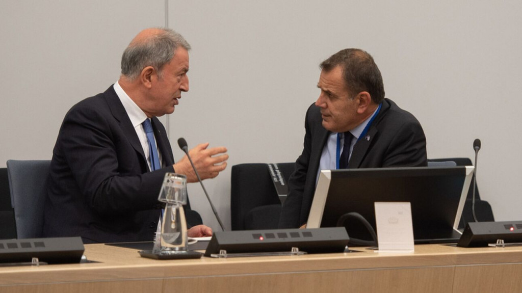 Ο Ακάρ έκανε τον… ανήξερο στον Παναγιωτόπουλο – Τι απάντησε για τις τουρκικές παραβιάσεις