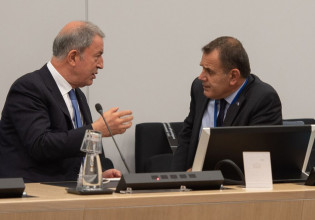 Ο Ακάρ έκανε τον… ανήξερο στον Παναγιωτόπουλο – Τι απάντησε για τις τουρκικές παραβιάσεις