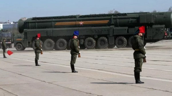 Ρωσικό τηλεοπτικό πάνελ γελάει ενώ συζητά για πυρηνικά χτυπήματα κατά των ΗΠΑ