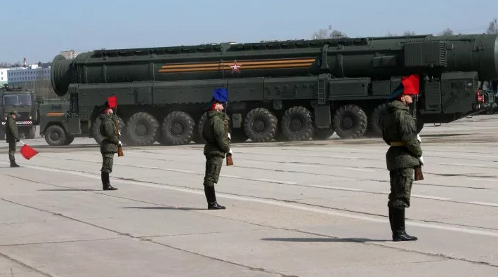 Ρωσικό τηλεοπτικό πάνελ γελάει ενώ συζητά για πυρηνικά χτυπήματα κατά των ΗΠΑ