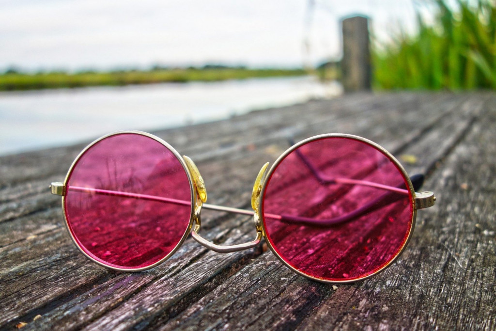 Γυαλιά ηλίου με χρώμα: H δημοφιλής τάση της σεζόν που πρέπει να υιοθετήσουμε