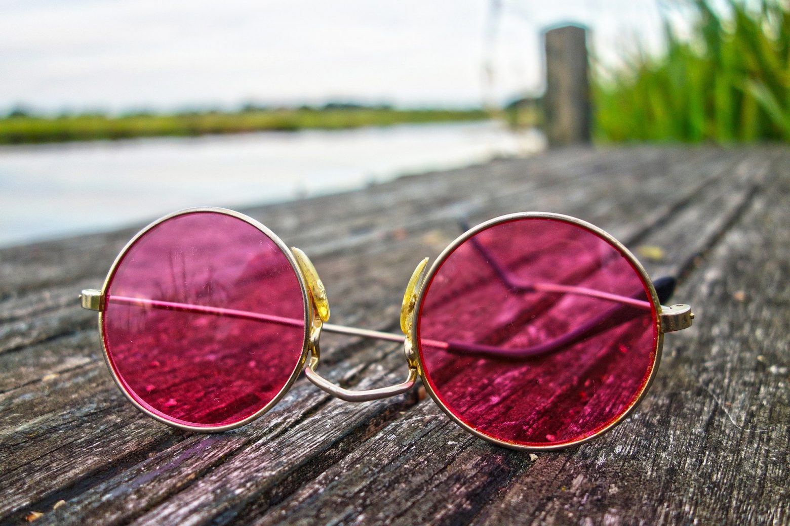 Γυαλιά ηλίου με χρώμα: H δημοφιλής τάση της σεζόν που πρέπει να υιοθετήσουμε