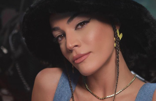 Η Ήβη Αδάμου φτιάχνει τσουρέκια με την πεθερά της και ο Μιχάλη Κουινέλης καμαρώνει