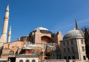 Αγία Σοφία: Στην τουρκική Bουλή οι βανδαλισμοί της «Αυτοκρατορικής Πύλης» – Ερώτηση του CHP
