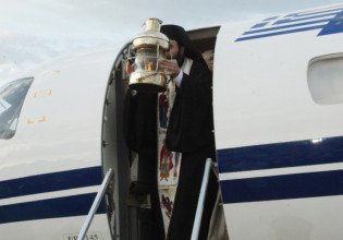 Πάσχα: Το Μεγάλο Σάββατο στις 18:00 στην Ελλάδα το Αγιο Φως