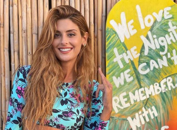 Με μικροσκοπικό μπικίνι μετράει αντίστροφα για το καλοκαίρι η Ανθή Σαλαγκούδη