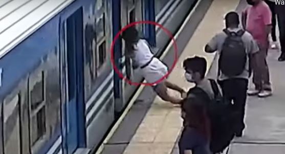 Αργεντινή: Γυναίκα πέφτει στις ράγες τρένου και σώζεται από θαύμα