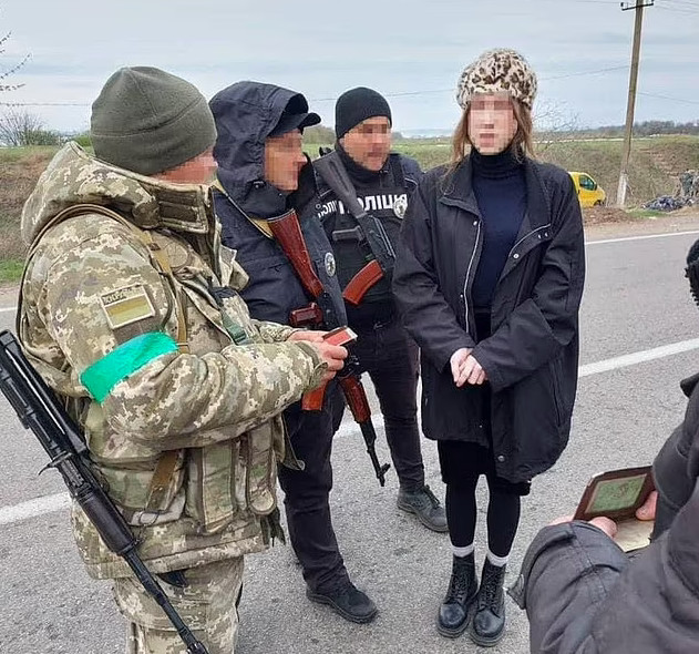 Πόλεμος στην Ουκρανία: Ντύθηκε γυναίκα για να μην πολεμήσει, αλλά τον έπιασαν στα σύνορα