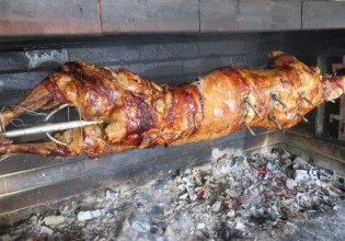 Σούβλισμα αρνιού: Ο συμβολισμός και οι ρίζες του εθίμου