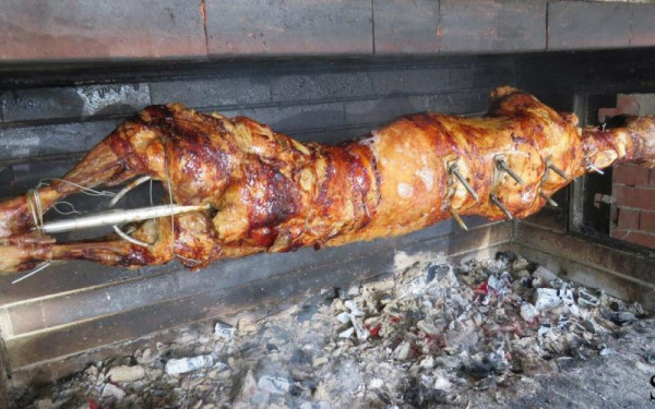 Σούβλισμα αρνιού: Ο συμβολισμός και οι ρίζες του εθίμου