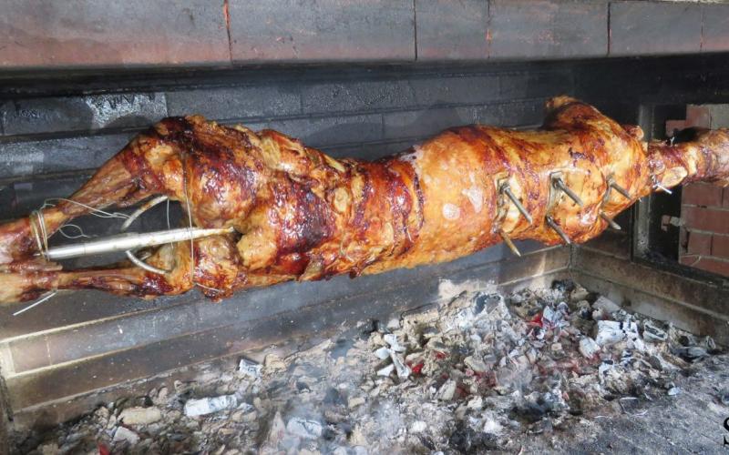 Σούβλισμα αρνιού: Ο συμβολισμός και οι ρίζες του εθίμου