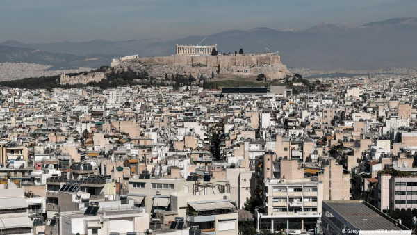 Tageszeitung: Τα πεζοδρόμια της Αθήνας χρησιμοποιούνται από αυτοκίνητα και μοτοσικλέτες