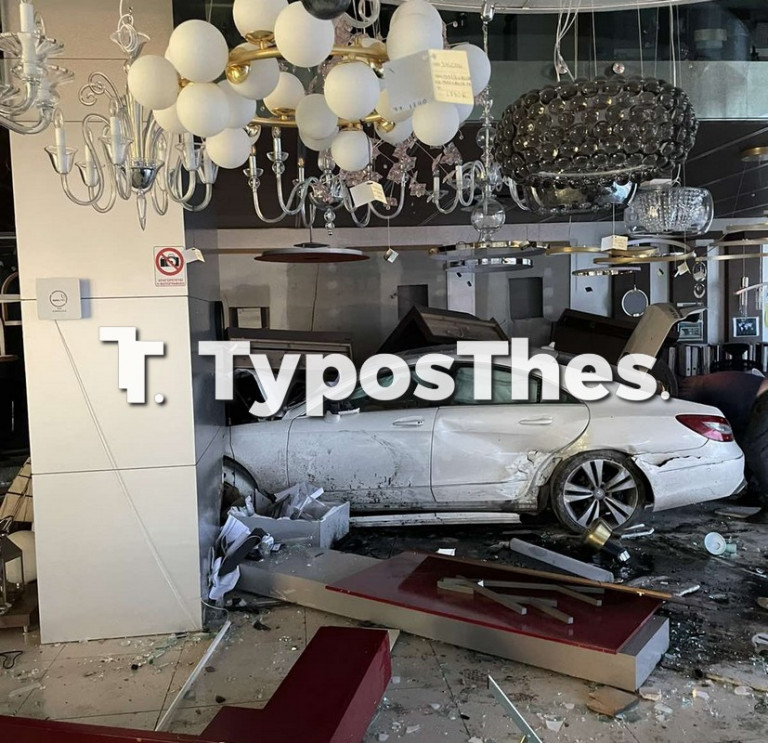 Θεσσαλονίκη: Αυτοκίνητο «μπουκάρει» σε βιτρίνα καταστήματος μετά από κόντρες