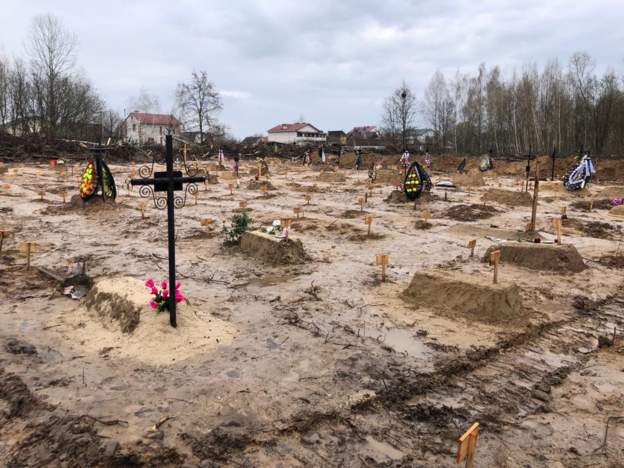 Ουκρανία: Επιπλέον τάφοι σκάβονται στο Τσερνίχιβ - Δραματικές εικόνες