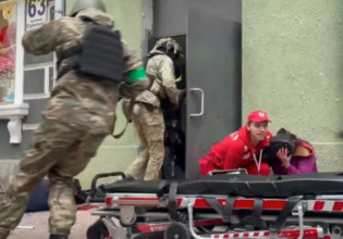 Πόλεμος στην Ουκρανία: Ο ήρωας – γιατρός που την ώρα των βομβαρδισμών έγινε ανθρώπινη ασπίδα για τραυματισμένη