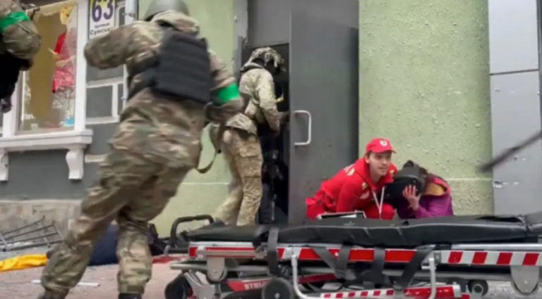 Πόλεμος στην Ουκρανία: Ο ήρωας – γιατρός που την ώρα των βομβαρδισμών έγινε ανθρώπινη ασπίδα για τραυματισμένη