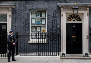 Βρετανία: Στους «παραλήπτες» επιδόθηκαν τα πρώτα πρόστιμα για τα κυβερνητικά κορονοπάρτι