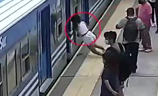 Αργεντινή: Γυναίκα λιποθύμησε και έπεσε στις γραμμές του μετρό την ώρα που περνούσε ο συρμός