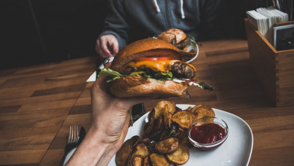 Γιατί παχαίνουν όσοι κοιμούνται λίγες ώρες – Ιδού η επιστημονική εξήγηση