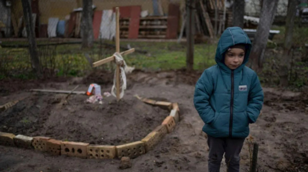 Πόλεμος στην Ουκρανία: Η φωτογραφία του εξάχρονου δίπλα στον τάφο της μητέρας του